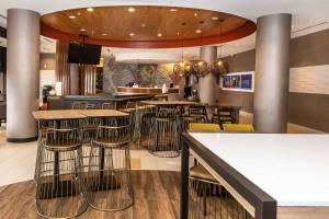 un ristorante con tavoli e sedie e un bar di SpringHill Suites by Marriott Houston Baytown a Baytown