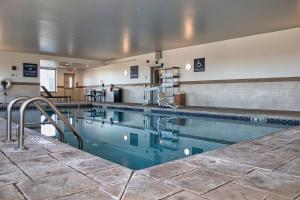 Four Points by Sheraton Allentown Lehigh Valley في الينتاون: مسبح كبير في غرفة الفندق
