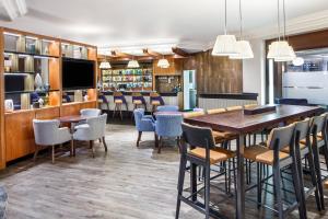 comedor con mesa grande y sillas en Delta Hotels by Marriott Cheltenham Chase en Cheltenham