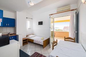 mały pokój z małym łóżkiem i kuchnią w obiekcie Nice Apartment Silvia w Novalji