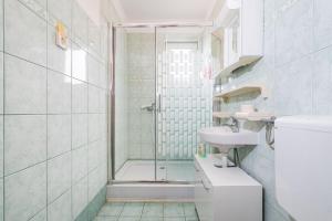 łazienka z prysznicem i umywalką w obiekcie Nice Apartment Silvia w Novalji +37 zdjęć