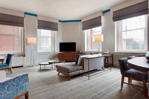 Uma TV ou centro de entretenimento em The Westin Great Southern Columbus