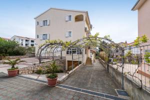 chodnik przed budynkiem w obiekcie Nice Apartment Silvia w Novalji