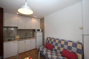 Il comprend un salon avec un canapé et une cuisine. dans l'établissement Apartamento Holanda, à Lloret de Mar