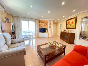 uma sala de estar com um sofá e uma mesa em 3 bed 2 bath sea view Urba Europa em El Campello