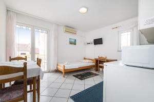 salon z kuchnią i jadalnią w obiekcie Nice Apartment Silvia w Novalji