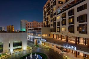فندق ونادي صحي وستين الدوحة في الدوحة: اطلالة على مبنى في مدينة بالليل