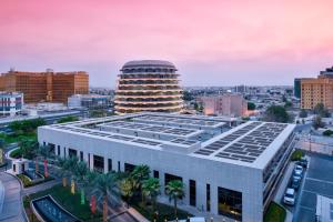 una vista aérea de un edificio de la ciudad en The Westin Doha Hotel & Spa, en Doha