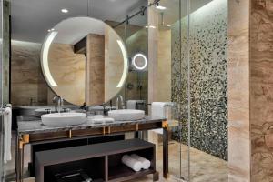Un baño de The Westin Doha Hotel & Spa