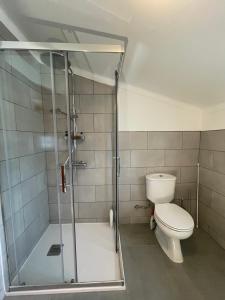 uma casa de banho com um chuveiro e um WC. em NO CEU - A fully private flat in the sky with Ocean view em Atouguia da Baleia