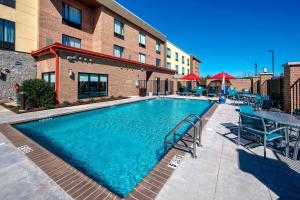 une grande piscine en face d'un bâtiment dans l'établissement TownePlace Suites by Marriott Hattiesburg, à Hattiesburg