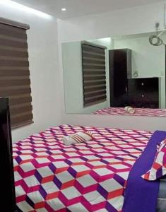 Postel nebo postele na pokoji v ubytování Tagaytay Suite 2