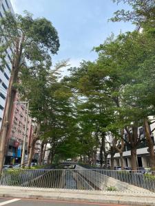 een hek op een straat met bomen en gebouwen bij 小巷微宿 in Taichung