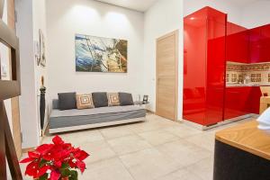 パレルモにあるKMC suites - Redの赤い壁のリビングルーム(ソファ付)