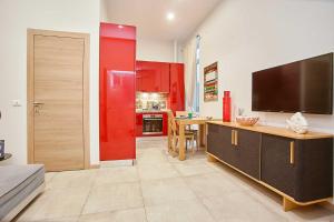 Kuchyňa alebo kuchynka v ubytovaní KMC suites - Red