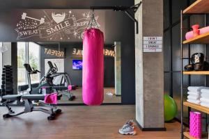 un gimnasio con un saco de boxeo rosa en Moxy Copenhagen Sydhavnen, en Copenhague