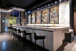 Aloft Mooresville tesisinde lounge veya bar alanı