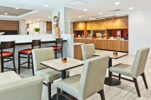 מסעדה או מקום אחר לאכול בו ב-TownePlace Suites Dothan