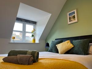 1 dormitorio con 1 cama grande y ventana en Hidden Gem with Free Parking en Windsor