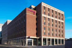 Un edificio con la parola "msg" dipinta sopra. di Moxy Edinburgh Fountainbridge a Edimburgo