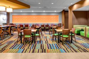 a dining area with tables and chairs in a restaurant at Fairfield Inn & Suites by Marriott Atlanta Stockbridge in Stockbridge