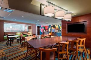 una sala da pranzo con un grande tavolo e sedie di Fairfield by Marriott Inn & Suites Palm Desert Coachella Valley a Palm Desert