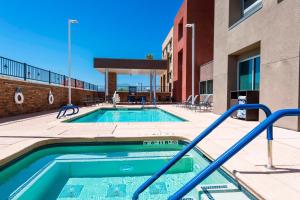 une piscine en face d'un bâtiment dans l'établissement Fairfield by Marriott Inn & Suites Palm Desert Coachella Valley, à Palm Desert