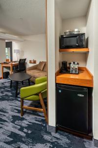 Fairfield Inn and Suites by Marriott New Bedford في نيو بدفورد: غرفه فندقيه مع مطبخ وصاله