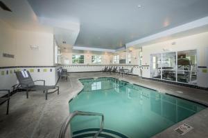 una gran piscina en un gran edificio en Fairfield Inn and Suites by Marriott New Bedford en New Bedford
