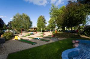 een park met een speeltuin met glijbanen en bomen bij Groenpark Simpelveld in Simpelveld
