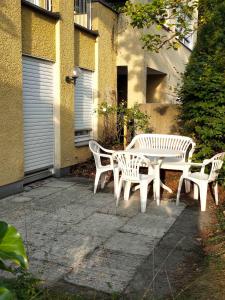 un patio avec une table et des chaises à côté d'un bâtiment dans l'établissement Sonnige EG_Wohnung mit Garten Terr, à Forchheim