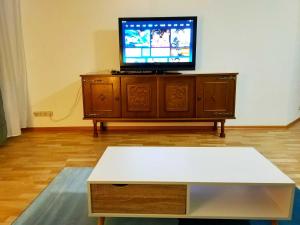 uma sala de estar com uma televisão e uma mesa de centro em Sonnige EG_Wohnung mit Garten Terr em Forchheim