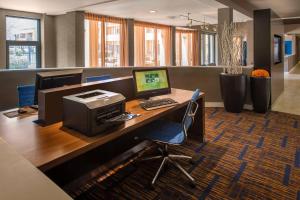 諾克羅斯的住宿－亞特蘭大諾克羅斯/桃樹角萬怡酒店，办公室,桌子上装有电脑