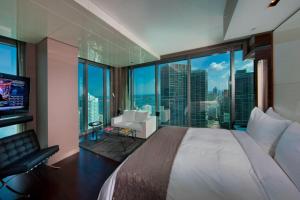 um quarto com uma cama grande e uma janela grande em Hotel Beaux Arts, Autograph Collection em Miami