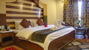 Postel nebo postele na pokoji v ubytování The Abhinandan