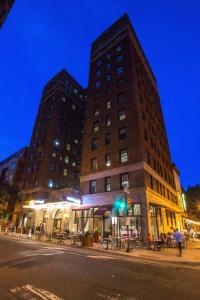 Fairfield Inn & Suites by Marriott Philadelphia Downtown/Center City في فيلادلفيا: مبنى طويل على شارع المدينة في الليل