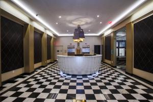 a lobby with a checkered floor and a large tub at Fairfield Inn & Suites by Marriott Philadelphia Downtown/Center City in Philadelphia