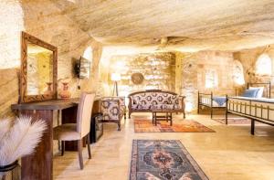 Posezení v ubytování Uzay Cave Suite Hotel