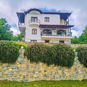 un edificio en la parte superior de una pared de piedra en Villa Etheras - Nested between Nature by Amazing View - 5 mins from Edessa, en Édessa