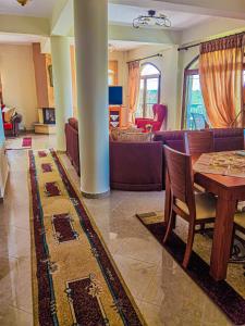 ein Wohnzimmer mit einem Tisch und einem Sofa in der Unterkunft Villa Etheras - Nested between Nature by Amazing View - 5 mins from Edessa in Edessa