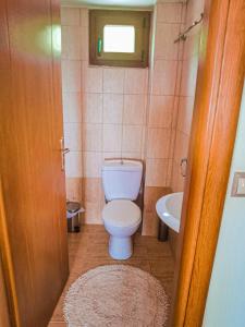 uma pequena casa de banho com WC e lavatório em Villa Etheras - Nested between Nature by Amazing View - 5 mins from Edessa em Édessa