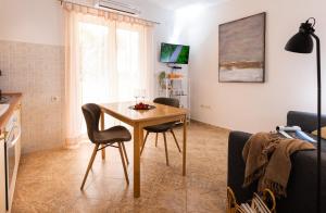 uma cozinha com mesa e cadeiras num quarto em Apartments Sunny Elza em Hvar