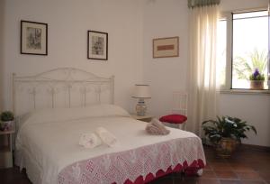 um quarto com uma cama com duas toalhas em Le Case di Giulia em Sampieri