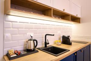 塞拉耶佛的住宿－Luxury Suite in City Centre，厨房水槽和台面上的咖啡壶