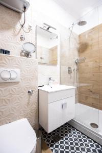 塞拉耶佛的住宿－Luxury Suite in City Centre，浴室配有盥洗盆、卫生间和浴缸。