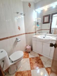 ein weißes Bad mit einem WC und einem Waschbecken in der Unterkunft Apartamento en Santa Pola playa Levante in Santa Pola