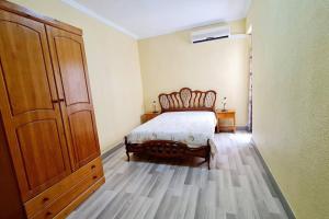 ein Schlafzimmer mit einem Bett und einem großen Holzschrank in der Unterkunft Apartamento en Santa Pola playa Levante in Santa Pola