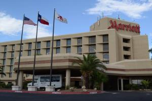エルパソにあるMarriott El Pasoの二つの旗を掲げたホテル