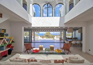 ein Wohnzimmer mit einer weißen Couch und einem Tisch in der Unterkunft Villa La Residence Ibiza in San Jose de sa Talaia