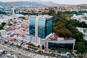 una vista aérea de una ciudad con un edificio alto en Courtyard by Marriott Guayaquil, en Guayaquil
